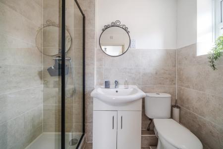 4 bedroom Detached house to let in Bedford Close, Maidenhead, SL6