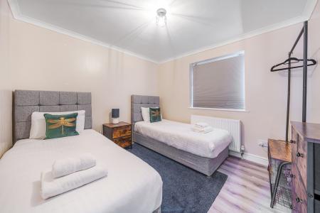 4 bedroom Detached house to let in Bedford Close, Maidenhead, SL6