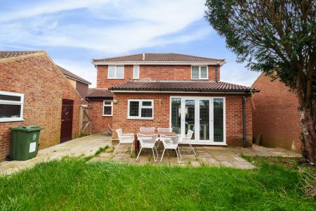 4 bedroom Detached house to let in Bedford Close, Maidenhead, SL6