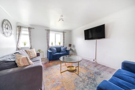 4 bedroom Detached house to let in Bedford Close, Maidenhead, SL6