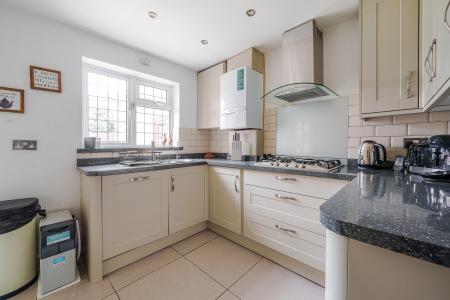 4 bedroom Detached house to let in Bedford Close, Maidenhead, SL6