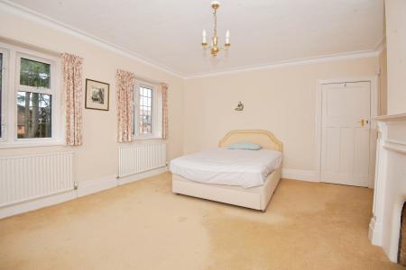 6 bedroom Detached house to let in Shoppenhangers Road, Maidenhead, SL6