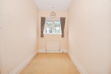 6 bedroom Detached house to let in Shoppenhangers Road, Maidenhead, SL6