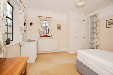 6 bedroom Detached house to let in Shoppenhangers Road, Maidenhead, SL6