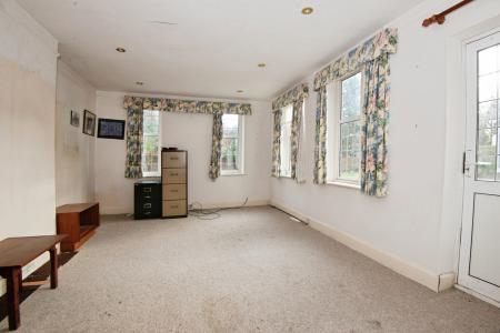 6 bedroom Detached house to let in Shoppenhangers Road, Maidenhead, SL6