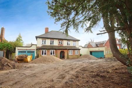 6 bedroom Detached house to let in Shoppenhangers Road, Maidenhead, SL6