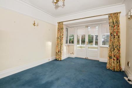 6 bedroom Detached house to let in Shoppenhangers Road, Maidenhead, SL6