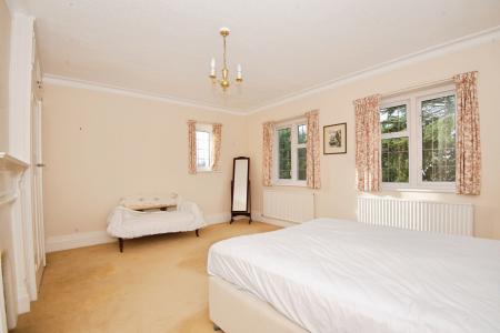 6 bedroom Detached house to let in Shoppenhangers Road, Maidenhead, SL6