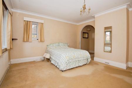 6 bedroom Detached house to let in Shoppenhangers Road, Maidenhead, SL6