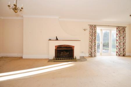 6 bedroom Detached house to let in Shoppenhangers Road, Maidenhead, SL6