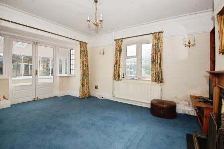 6 bedroom Detached house to let in Shoppenhangers Road, Maidenhead, SL6