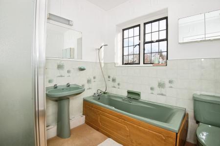 6 bedroom Detached house to let in Shoppenhangers Road, Maidenhead, SL6