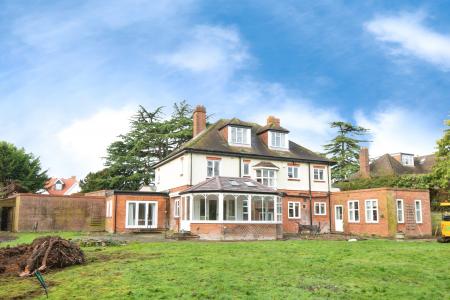 6 bedroom Detached house to let in Shoppenhangers Road, Maidenhead, SL6