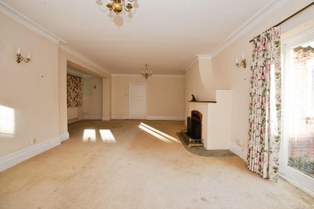 6 bedroom Detached house to let in Shoppenhangers Road, Maidenhead, SL6