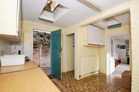 6 bedroom Detached house to let in Shoppenhangers Road, Maidenhead, SL6