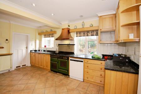 6 bedroom Detached house to let in Shoppenhangers Road, Maidenhead, SL6