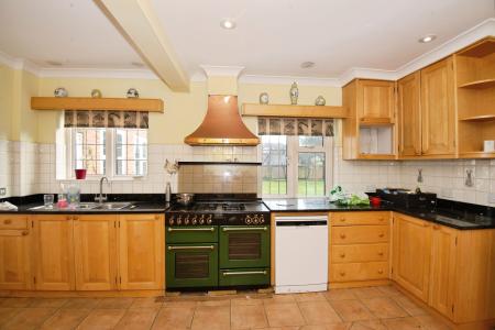 6 bedroom Detached house to let in Shoppenhangers Road, Maidenhead, SL6