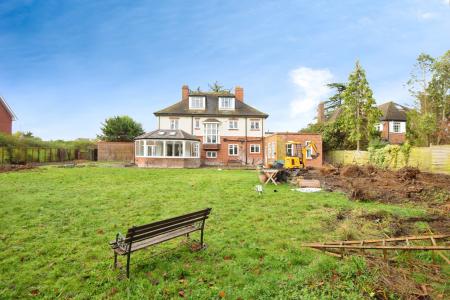 6 bedroom Detached house to let in Shoppenhangers Road, Maidenhead, SL6