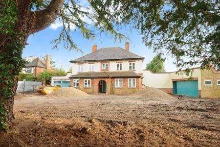6 bedroom Detached house to let in Shoppenhangers Road, Maidenhead, SL6
