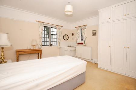 6 bedroom Detached house to let in Shoppenhangers Road, Maidenhead, SL6