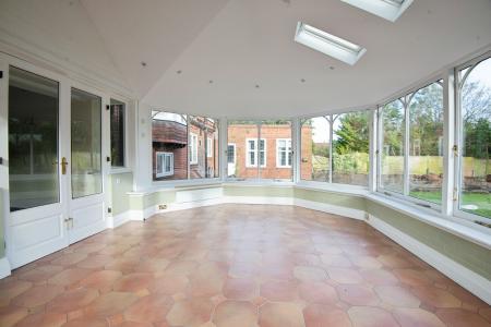 6 bedroom Detached house to let in Shoppenhangers Road, Maidenhead, SL6