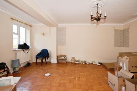 6 bedroom Detached house to let in Shoppenhangers Road, Maidenhead, SL6