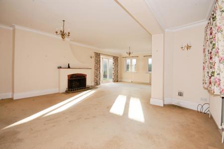 6 bedroom Detached house to let in Shoppenhangers Road, Maidenhead, SL6
