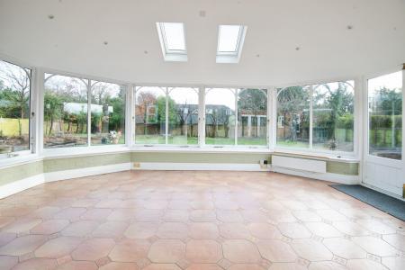 6 bedroom Detached house to let in Shoppenhangers Road, Maidenhead, SL6