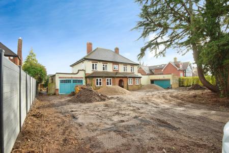 6 bedroom Detached house to let in Shoppenhangers Road, Maidenhead, SL6