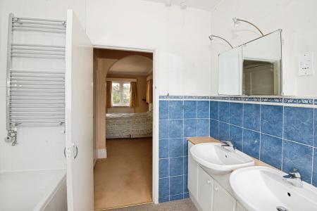 6 bedroom Detached house to let in Shoppenhangers Road, Maidenhead, SL6