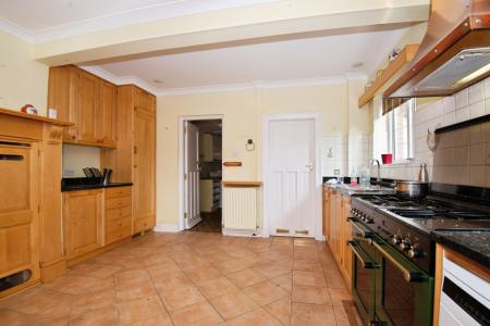 6 bedroom Detached house to let in Shoppenhangers Road, Maidenhead, SL6