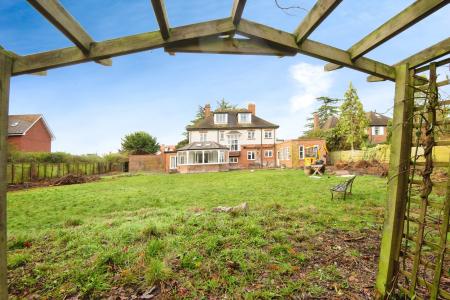 6 bedroom Detached house to let in Shoppenhangers Road, Maidenhead, SL6