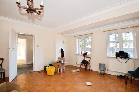 6 bedroom Detached house to let in Shoppenhangers Road, Maidenhead, SL6