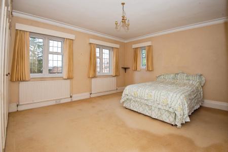 6 bedroom Detached house to let in Shoppenhangers Road, Maidenhead, SL6