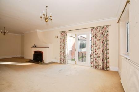 6 bedroom Detached house to let in Shoppenhangers Road, Maidenhead, SL6