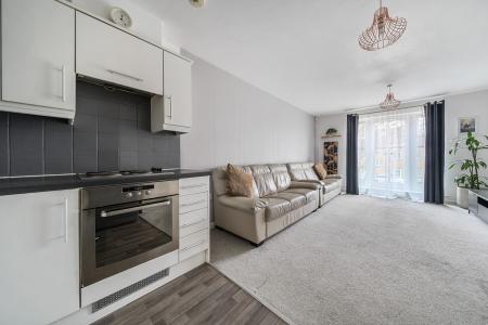 2 bedroom Flat to let in Bower Way, Cippenham, Slough, SL1