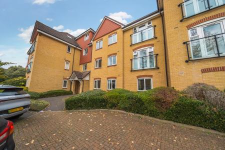 2 bedroom Flat to let in Bower Way, Cippenham, Slough, SL1