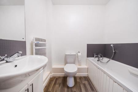 2 bedroom Flat to let in Bower Way, Cippenham, Slough, SL1