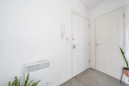 2 bedroom Flat to let in Bower Way, Cippenham, Slough, SL1