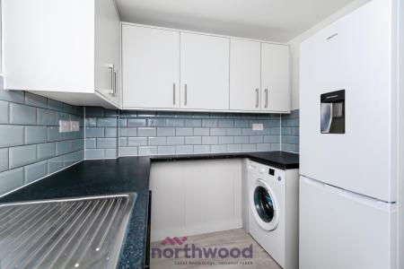 2 bedroom Flat to let in Eden Close, Langley, Slough, SL3