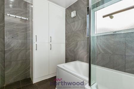 2 bedroom Flat to let in Eden Close, Langley, Slough, SL3