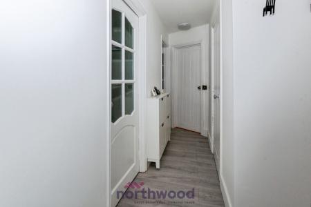 2 bedroom Flat to let in Eden Close, Langley, Slough, SL3