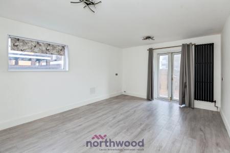 2 bedroom Flat to let in Eden Close, Langley, Slough, SL3