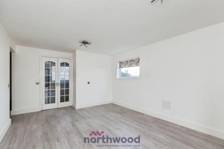 2 bedroom Flat to let in Eden Close, Langley, Slough, SL3