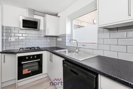 2 bedroom Flat to let in Eden Close, Langley, Slough, SL3