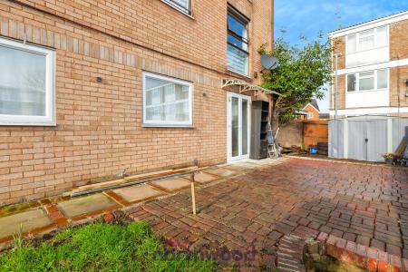 2 bedroom Flat to let in Eden Close, Langley, Slough, SL3