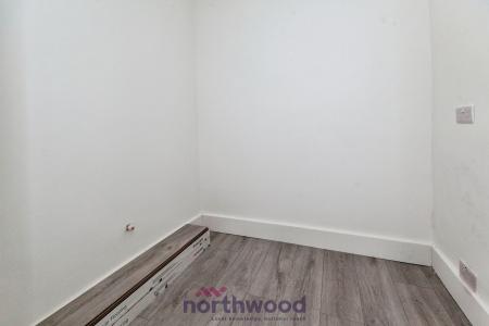 2 bedroom Flat to let in Eden Close, Langley, Slough, SL3