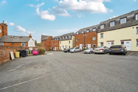 2 bedroom Maisonette for sale in Pollys Yard, Newport Pagnell, MK16