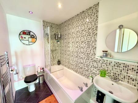 2 bedroom Flat for sale in Cosgrove Court, Newcastle upon Tyne, NE7