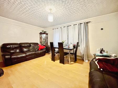 2 bedroom Flat for sale in West Farm Avenue, Longbenton, Newcastle upon Tyne, NE12